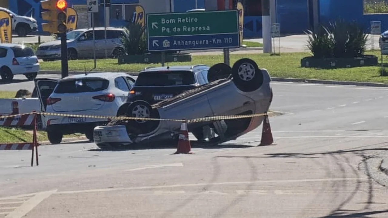 Car hits side of vehicles and overturns on avenue in Paulínia; VIDEO