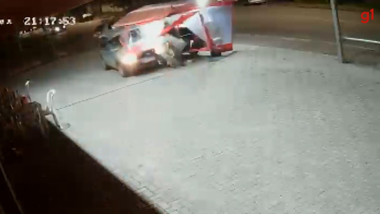 VIDEO: Cars collide at intersection and one hits hot dog cart on the sidewalk in Curitiba