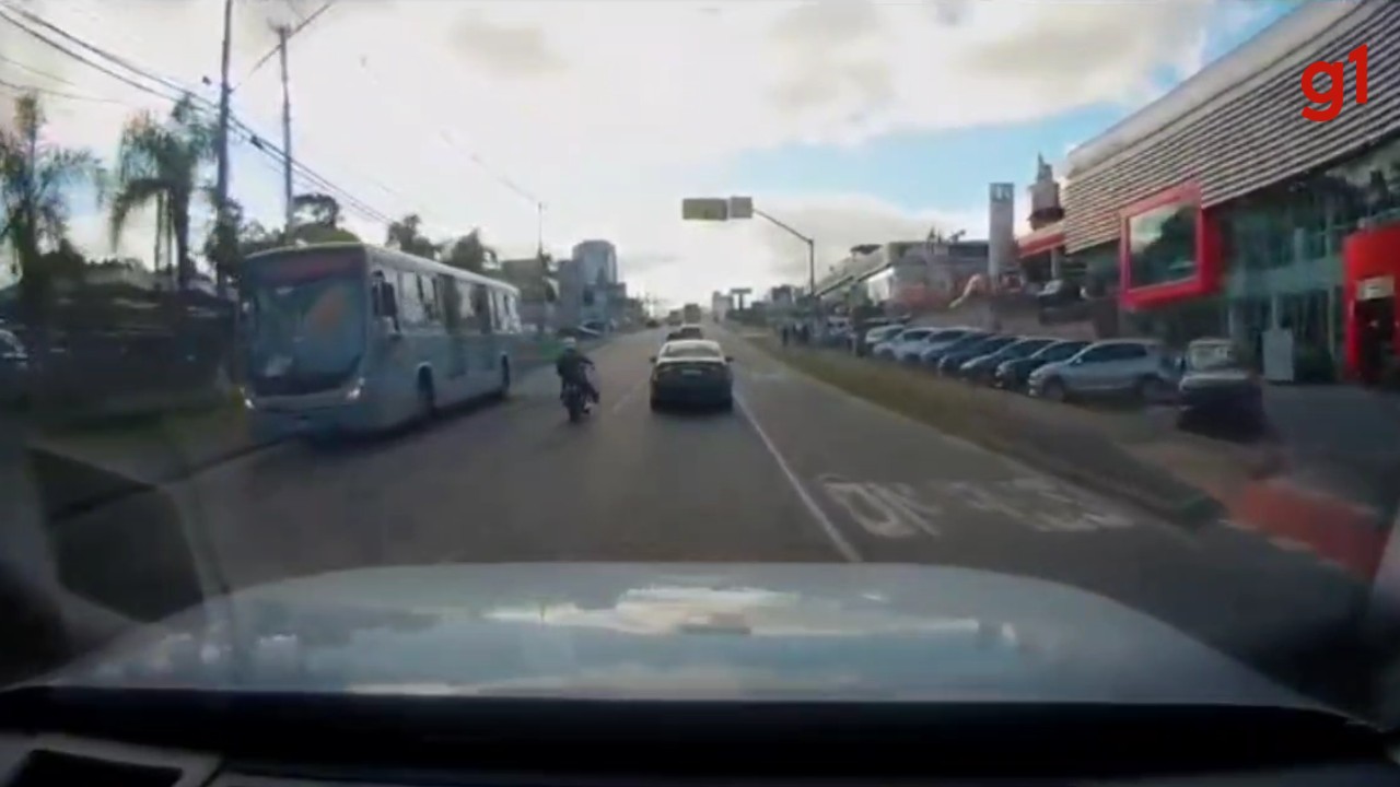 VIDEO: Rapid bus caught driving the wrong way on a busy street in Curitiba